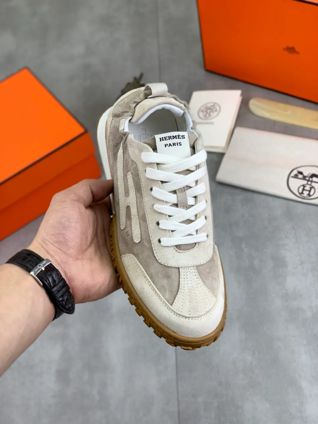 Men's men's shoes 💰P600 New model Top version Original order Hermes Hermès men's Drift Sneaker Summer new casual sports shoes Original purchase, development, production H family men's classic series, technological breathable fabrics with cowhide, casual sports shoes, casual shoes, sports dad shoes combine high-tech breathable materials and cowhide, H family exclusive button decoration on the side. The outsole is full of H italic design and bright colors to show vitality and continue the brand design inspiration. Stroll around the city lightly and feel free and comfortable. Delivered in exquisite packaging 🛍📦 ▪️Fabric: original customized breathable material + first-layer cowhide ▪️Inner: cowhide feet ▪️Outsole: molded and evacuated PU+TPU material ▪️Size: 35-45 Multiple colors available Premium packaging